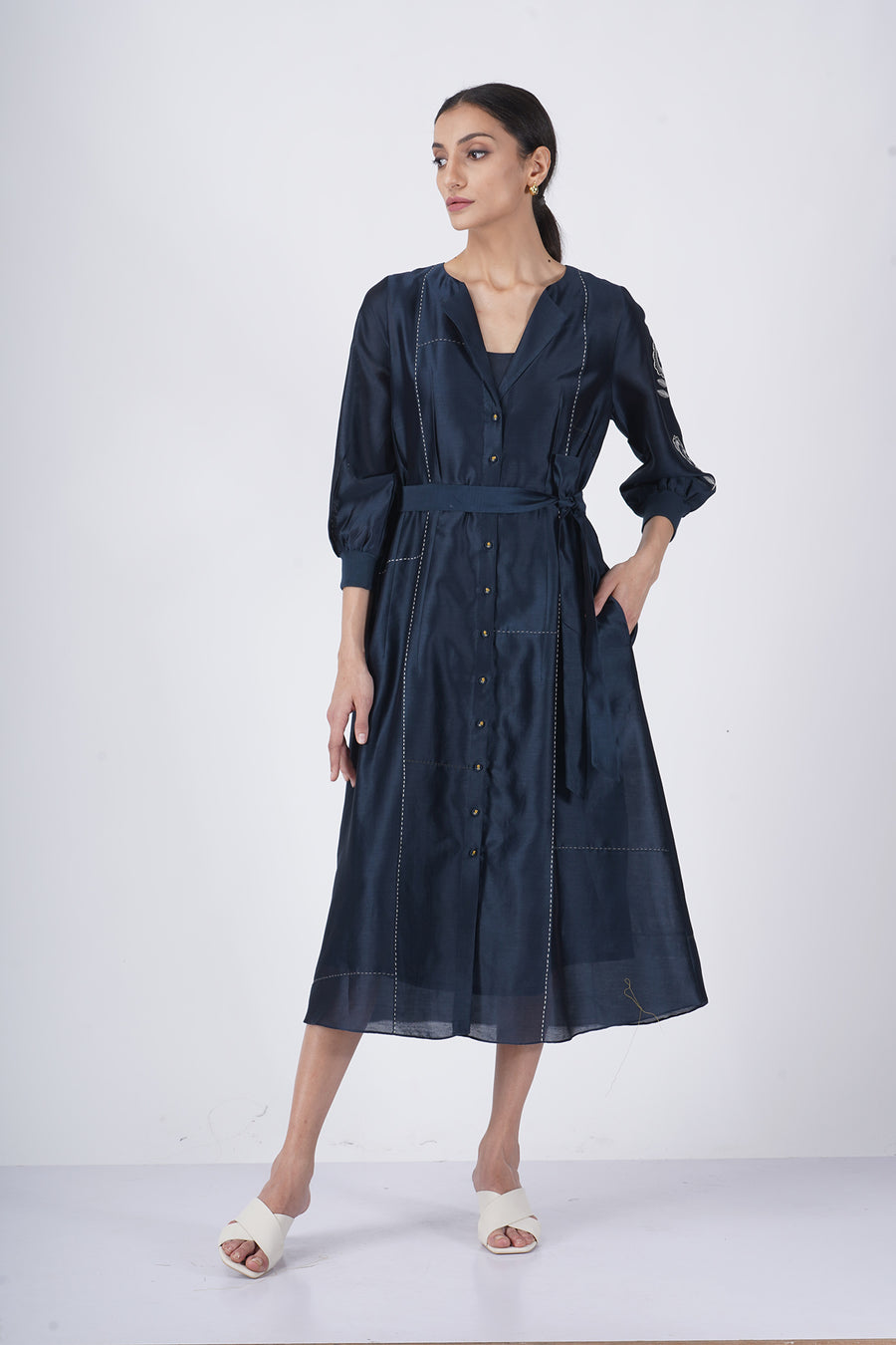 Embroiderd sleeve front open dress